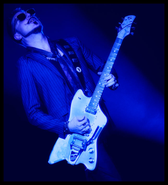 33-HOLIDAY-RIVAL-SONS